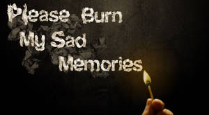 手拿著點燃的火柴，放在寫有「Please Burn My Sad Memories」的皺紙文字下方