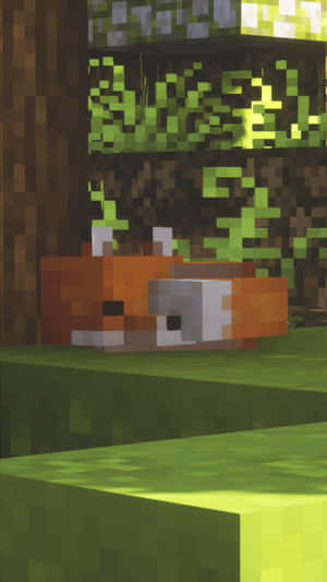 一隻像素狐狸躺在Minecraft森林的草地上。
