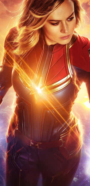 Captain Marvel 在星空背景下穿著超級英雄戰衣，閃耀著能量。