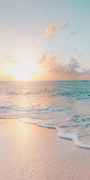 夕陽下的海洋，沙灘上輕柔的海浪