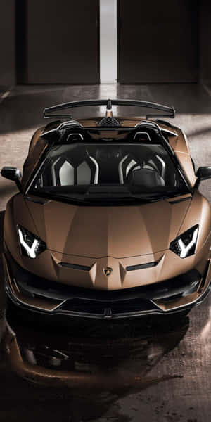 青銅色林寶堅尼 Aventador Roadster 停放在帶有反光濕地板的簡約車庫中。 — 林寶堅尼 4K 壁紙