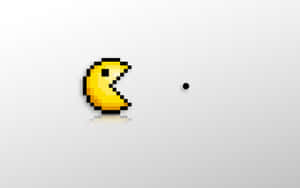 像素化黃色 Pacman 面向灰色背景上的黑色圓點