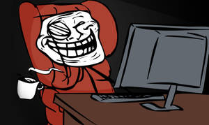 卡通 troll 臉對著電腦和咖啡杯笑