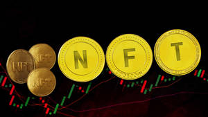 數位交易圖表上的金色 NFT 和 Dogecoin 硬幣。