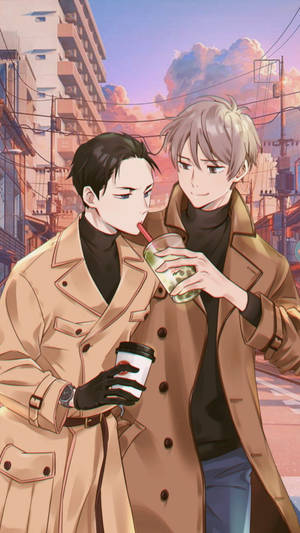 兩個穿著風衣的動漫男子在日落時分的城市街道上分享飲料。