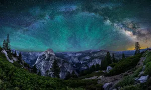 在繁星點點的夜空下,Half Dome山峰清晰可見銀河系。