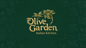 深綠色背景上的金色Olive Garden Italian Kitchen標誌，帶有花卉背景。