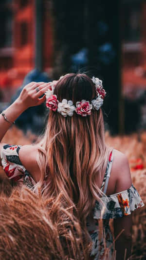 戴著花冠的女性站在金色麥田中