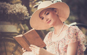 戴草帽女性在花園看書