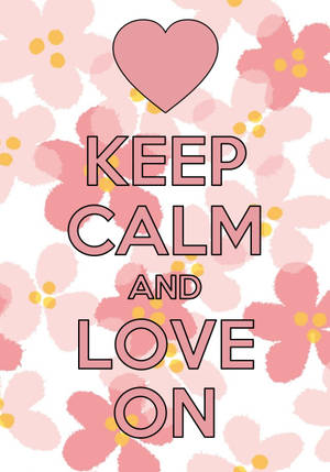 粉紅色心形和文字 keep calm and love on 在花卉背景上