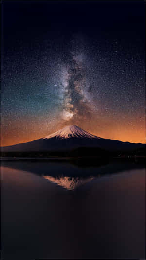 富士山在銀河下，夜晚完美水面倒影