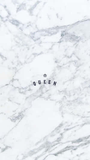 白色大理石紋理，帶有灰色紋理和帶皇冠的queen一字。