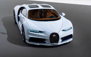 白色Bugatti Chiron跑車，藍色燈光和橙色內飾，灰色地板。