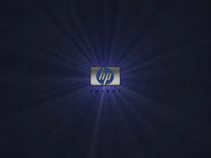 HP 標誌帶有藍色光線和 invent 字樣，深色背景