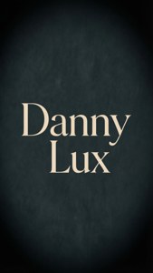 文字在紋理深青色背景上以奶油色襯線字體顯示 Danny Lux。