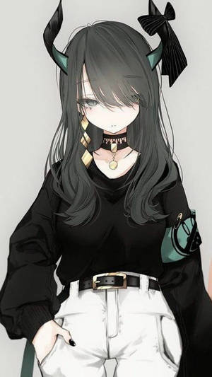 有黑色角和蝴蝶結的動漫女孩，穿著黑色上衣和白色褲子。