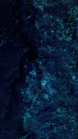 暗色海水帶有發光青綠色生物發光漩渦。