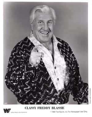 摔角手 Freddy Blassie 穿著亮片外套指向觀眾 — 黑白 壁紙
