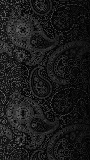 黑色背景帶有複雜的銀色佩斯利圖案，適用於壁紙。 — 美學圖案 壁紙