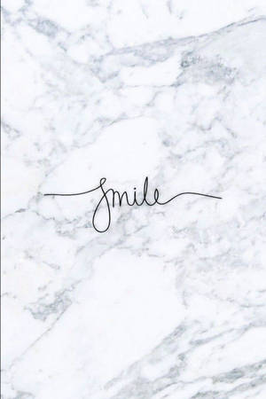 一個大理石背景，上面用優雅的黑色草書寫著「smile」。 — 微笑 壁紙