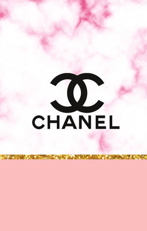 粉紅色大理石上的 Chanel 標誌，帶有金色閃粉邊框。
