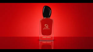 紅色 Giorgio Armani 香水瓶，置於反射表面，紅色背景。