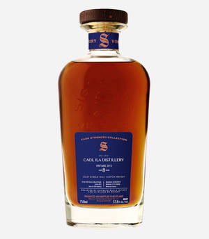一瓶Caol Ila Distillery Islay單一麥芽蘇格蘭威士忌，帶有藍色標籤和琥珀色液體。
