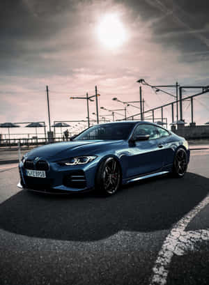 藍色BMW跑車停在瀝青路上，陽光燦爛。
