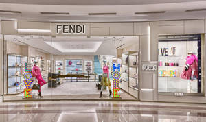 Fendi 店鋪正面，展示身穿粉紅色服裝的人體模型和色彩繽紛的泡泡展示。 — 波希米亞美學動圖 壁紙