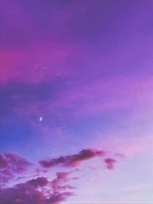 紫色和粉紅色暮色天空中的新月與柔和的雲彩。 — 唯美雲朵動態 壁紙