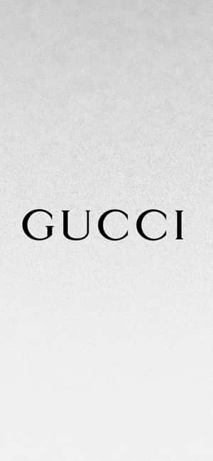 Gucci 標誌以黑色文字顯示在帶有紋理的灰色背景上。