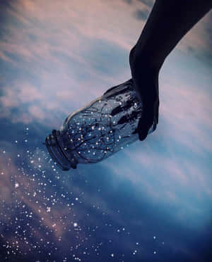 手從罐中將星星倒入暮色天空。 — 唯美雲朵動態 壁紙