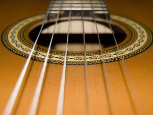 結他弦線和裝飾性音孔玫瑰裝飾的特寫。 — 音樂美學 壁紙