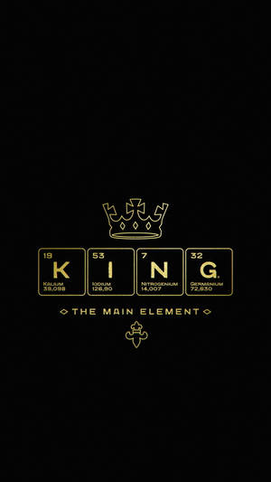 黑色背景上，用元素週期表元素和皇冠拼出的金色「KING」。