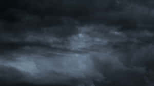 陰鬱的夜空中，黑暗的暴風雲在月光下翻騰。 — 黑暗森林 壁紙