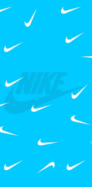 帶有重複白色Nike swoosh標誌和中央Nike品牌的藍色背景。 — 型格 Nike 壁紙