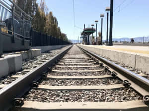 通往火車站的鐵路軌道，背景有山脈。