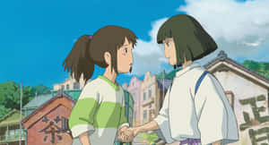 兩個動漫女孩在陽光明媚的日子裡，在色彩繽紛的日本小鎮上手牽手。