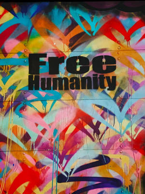 色彩繽紛的塗鴉藝術，金屬牆上寫有 Free Humanity 字樣。 — 塗鴉 壁紙