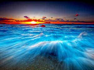 海洋上的日落，藍色海浪拍打沙灘 — 海浪 壁紙