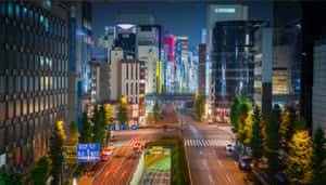 夜間城市街道，閃爍的霓虹燈招牌和流動的車燈。 — 東京 壁紙