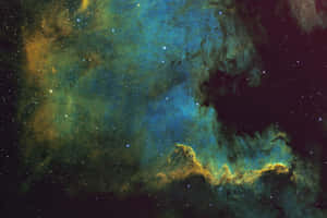 深空中帶有發光雲層和星星的彩色星雲 — 深綠色 壁紙