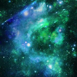 一個色彩繽紛的星雲，帶有綠色和藍色色調的發光星星。 — 深綠色 壁紙