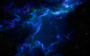 宇宙星雲在繁星點點的黑色天空中散發著藍色、紫色和綠色的光芒。 — 平板電腦 壁紙