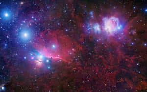 色彩繽紛的星雲和星星充滿了深空的廣闊。