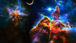 色彩繽紛的宇宙柱在深空中發光，遠處有明亮的星星和一顆行星。 — 可愛星系 壁紙