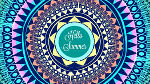 色彩繽紛的幾何曼陀羅，中央帶有「Hello Summer」文字。 — 日出 壁紙