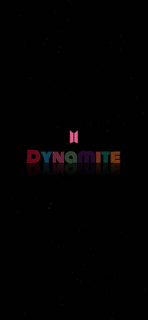 BTS Dynamite標誌，帶有彩虹漸變文字和黑色星空背景及倒影。 — iPhone 15 壁紙
