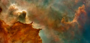 一個色彩繽紛的星雲，在深空中帶有發光的雲層和散落的星星。 — 銀河系 壁紙