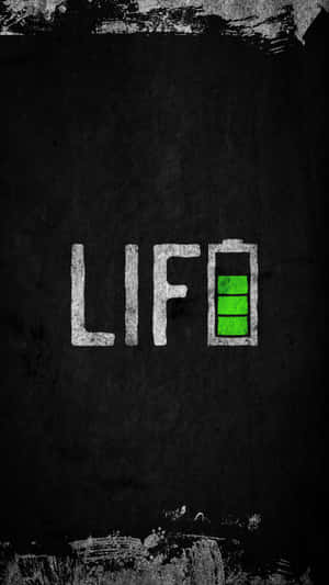 粗糙嘅文字顯示「LIFE」，喺黑色背景上用一個綠色電池圖示取代咗字母E。 — 黑白 壁紙